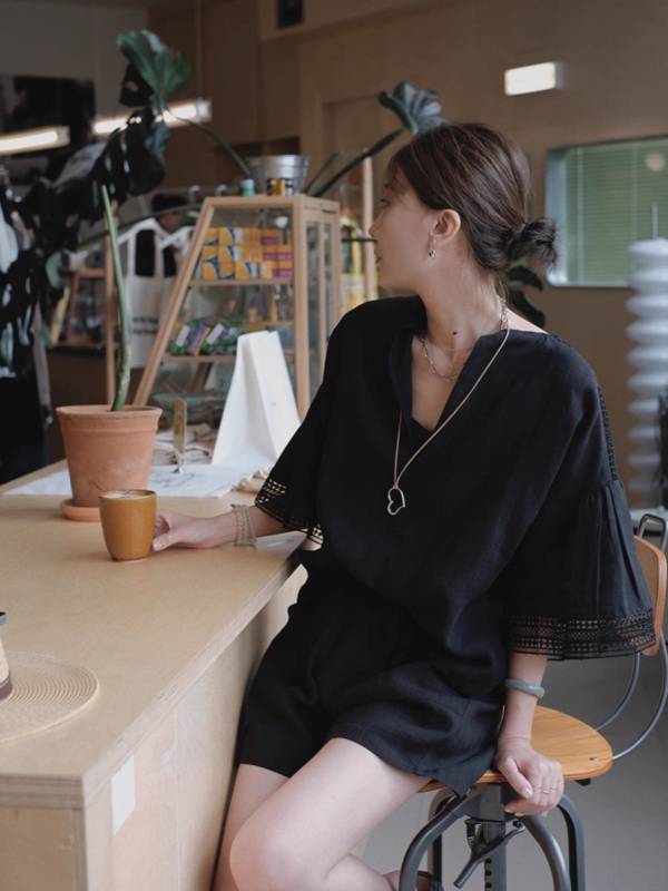 亞麻鏤空蕾絲V領A型五分袖上衣