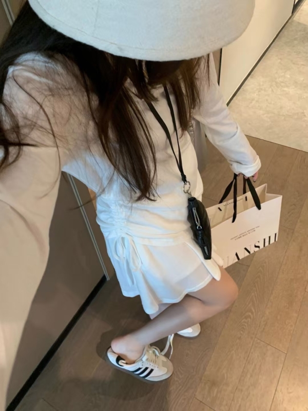 萊賽爾露背長袖短裙套裝