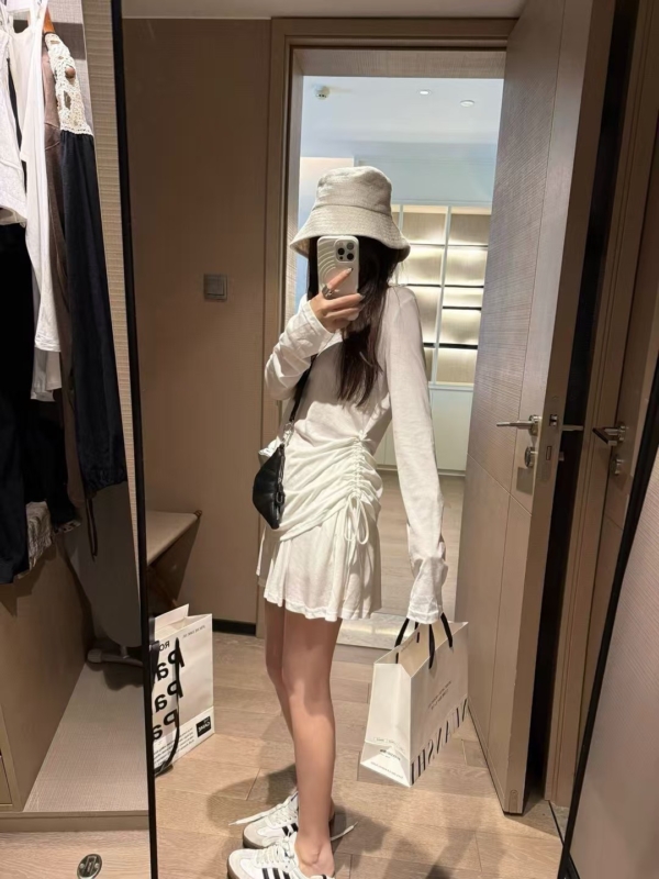 萊賽爾露背長袖短裙套裝