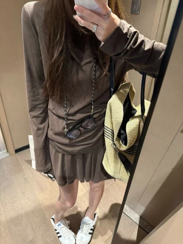 萊賽爾露背長袖短裙套裝