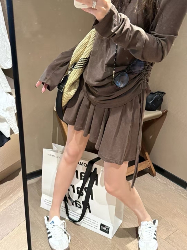 萊賽爾露背長袖短裙套裝