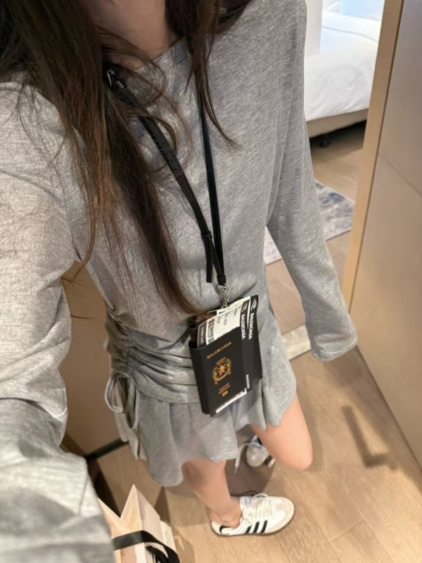 萊賽爾露背長袖短裙套裝