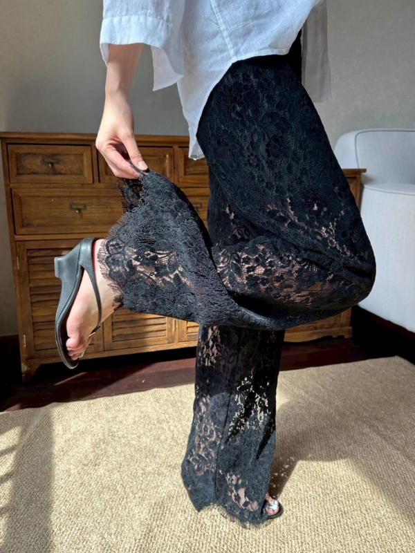 LINE_ALBUM_蕾絲復古編織長褲_250710_2 超重工鏤空絲絨蕾絲刺繡編織直筒褲