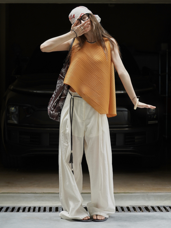 簡約不規則圓領無袖背心彈性褶皺乾爽透氣上衣