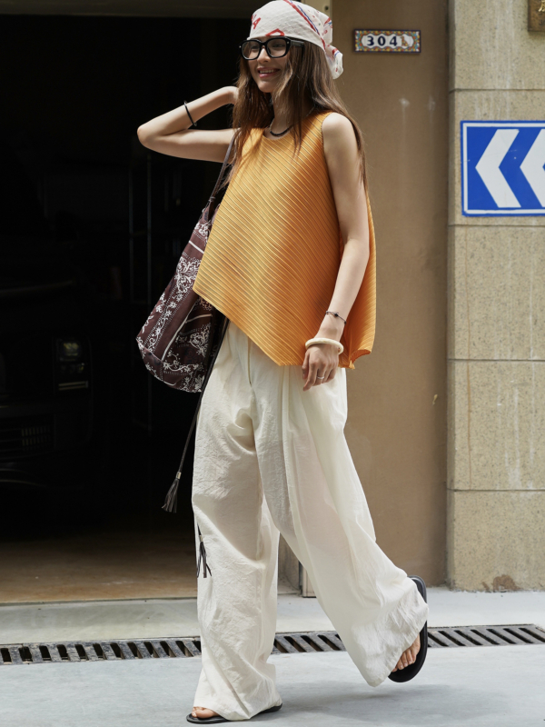 簡約不規則圓領無袖背心彈性褶皺乾爽透氣上衣