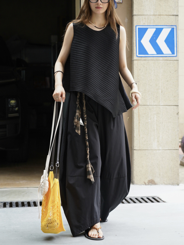 簡約不規則圓領無袖背心彈性褶皺乾爽透氣上衣