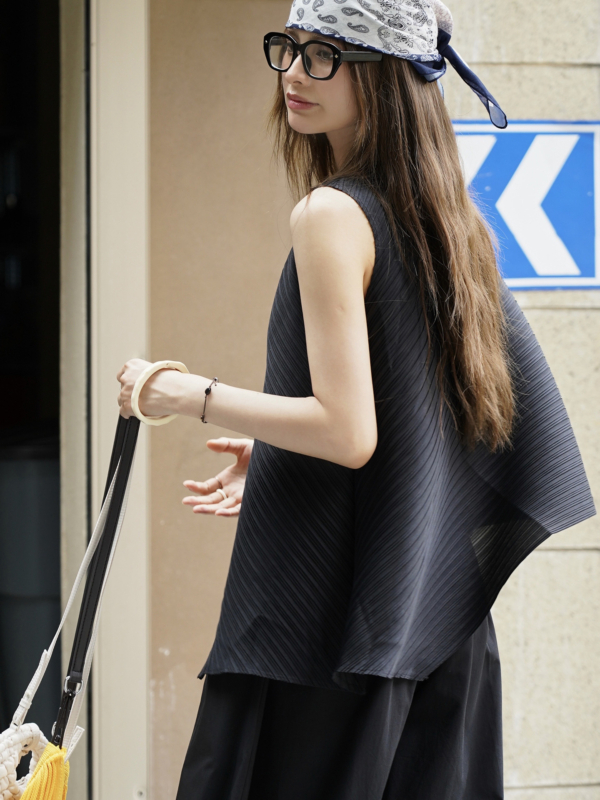 簡約不規則圓領無袖背心彈性褶皺乾爽透氣上衣