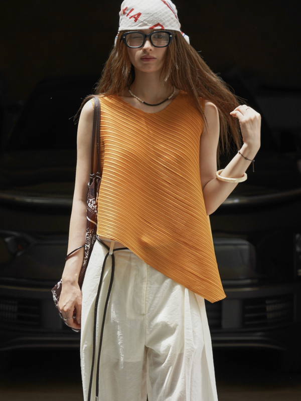 簡約不規則圓領無袖背心彈性褶皺乾爽透氣上衣