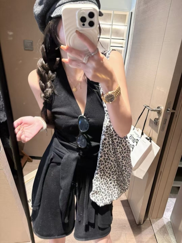 羊毛掛脖背心中褲開衫三件套裝