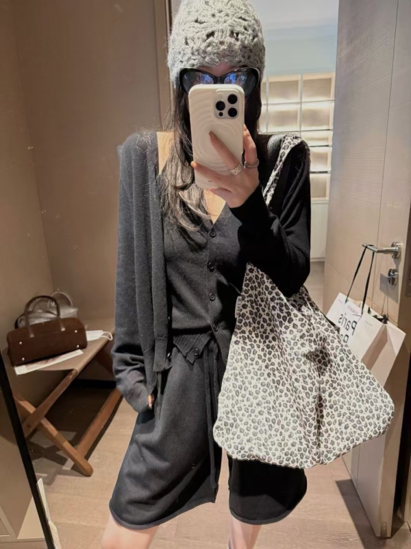 羊毛掛脖背心中褲開衫三件套裝