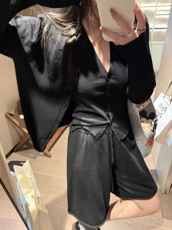 羊毛掛脖背心中褲開衫三件套裝