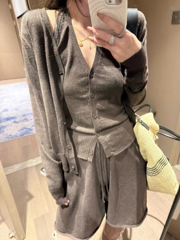 羊毛掛脖背心中褲開衫三件套裝