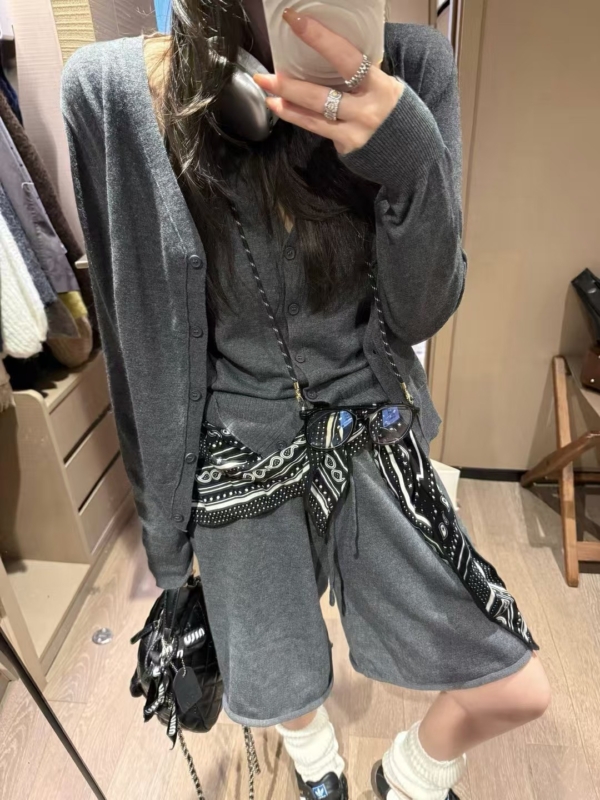 羊毛掛脖背心中褲開衫三件套裝