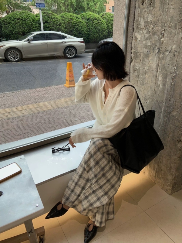 空氣感羊毛薄透針織衫上衣